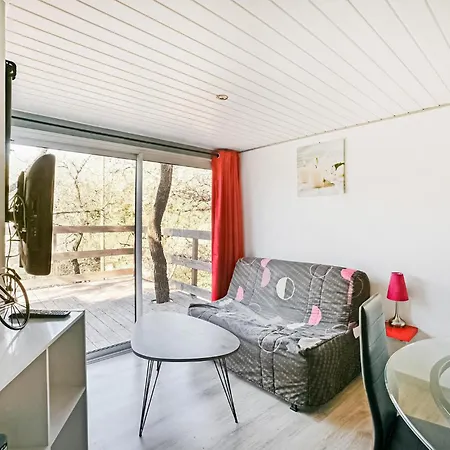2 Bedroom Nice Stacaravan In Vezenobres