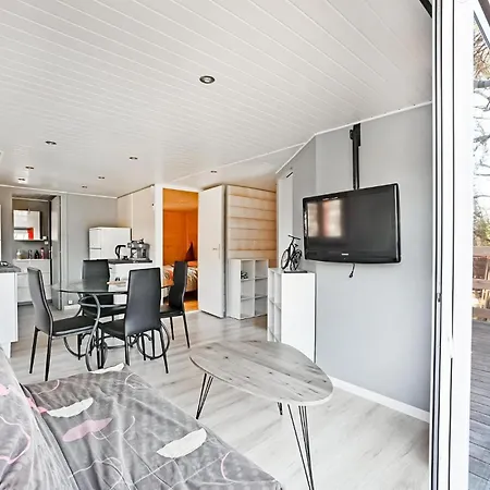2 Bedroom Nice Stacaravan In Campingplads Vezenobres